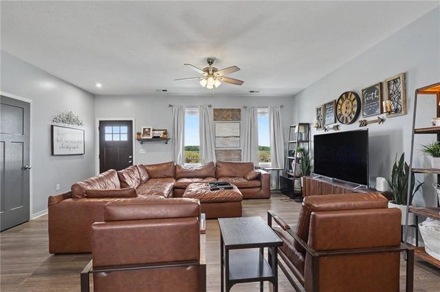 676 E 1375 Road, Lawrence, KS 66046