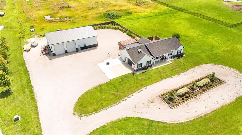 676 E 1375 Road, Lawrence, KS 66046