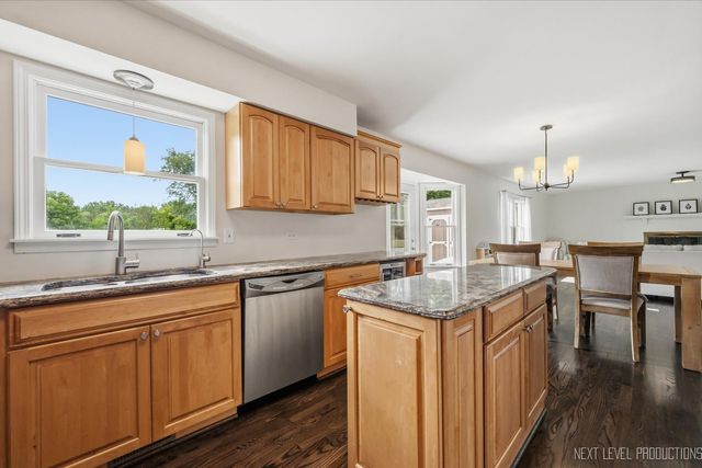 40W679 White Fence Way, St. Charles, IL 60175