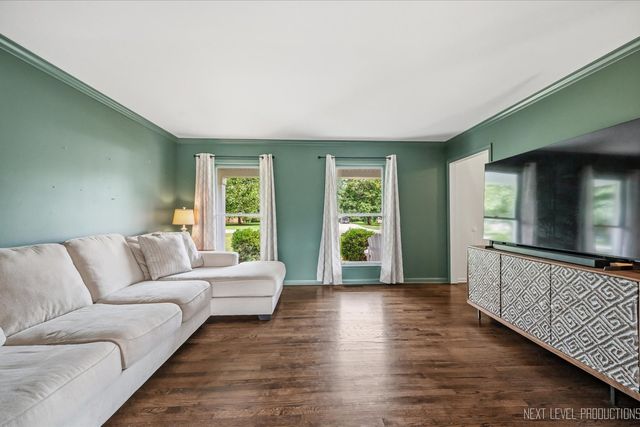 40W679 White Fence Way, St. Charles, IL 60175