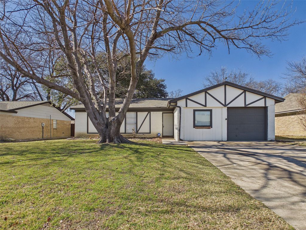 5701 Denise Drive, Haltom City, TX 76148