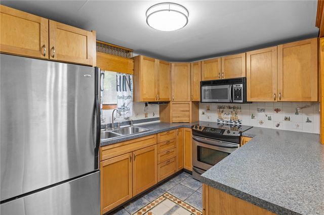 10 Ellis Road, North Kingstown, RI 02852