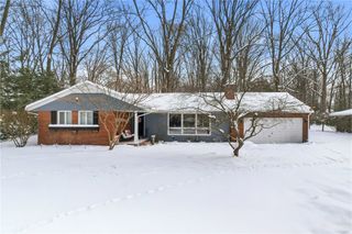 679 Dogwood Ln, Hermitage, PA 16148