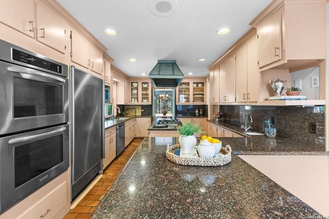 140 W FAIR OAKS PL, San Antonio, TX 78209