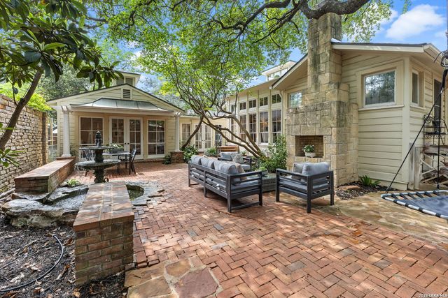 140 W FAIR OAKS PL, San Antonio, TX 78209