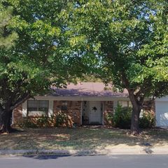 913 Irwin Drive, Hurst, TX 76053