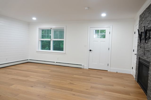 4 Mill Pond Rd B, Burlington, MA 01803