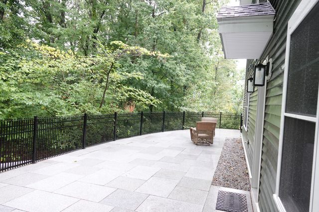 4 Mill Pond Rd B, Burlington, MA 01803