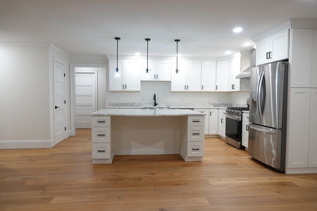 4 Mill Pond Rd B, Burlington, MA 01803