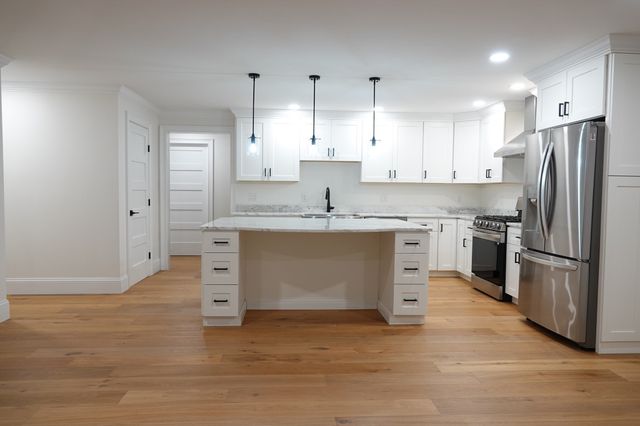 4 Mill Pond Rd B, Burlington, MA 01803