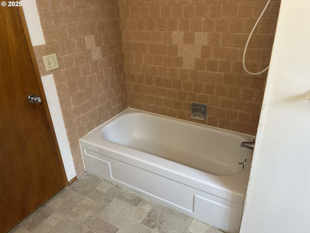 2301 OREGON Ct, Woodburn, OR 97071