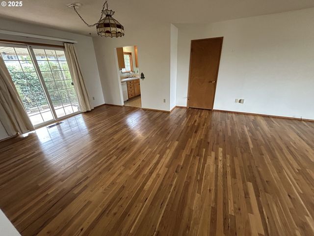 2301 OREGON Ct, Woodburn, OR 97071