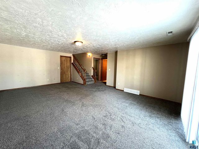 3100 E Bragstad Dr, Sioux Falls, SD 57103