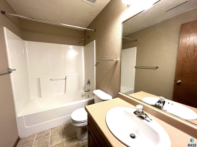 3100 E Bragstad Dr, Sioux Falls, SD 57103