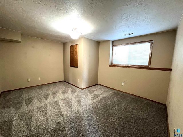3100 E Bragstad Dr, Sioux Falls, SD 57103