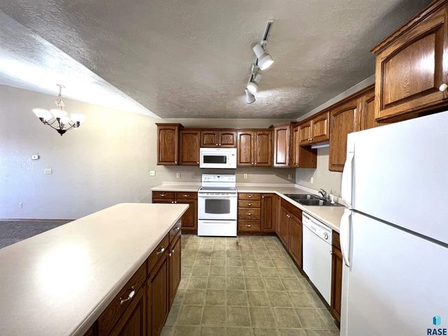 3100 E Bragstad Dr, Sioux Falls, SD 57103