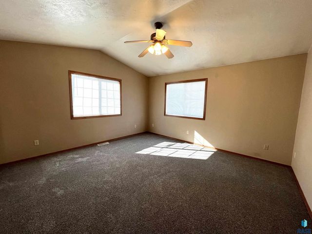 3100 E Bragstad Dr, Sioux Falls, SD 57103