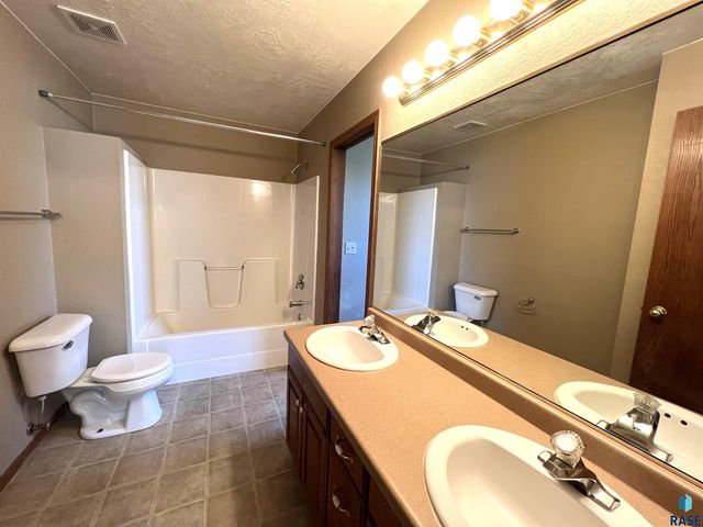 3100 E Bragstad Dr, Sioux Falls, SD 57103