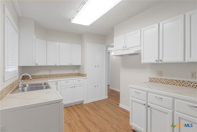 1052 E Weinert Street, Seguin, TX 78155