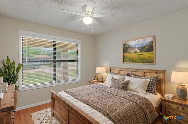 1052 E Weinert Street, Seguin, TX 78155