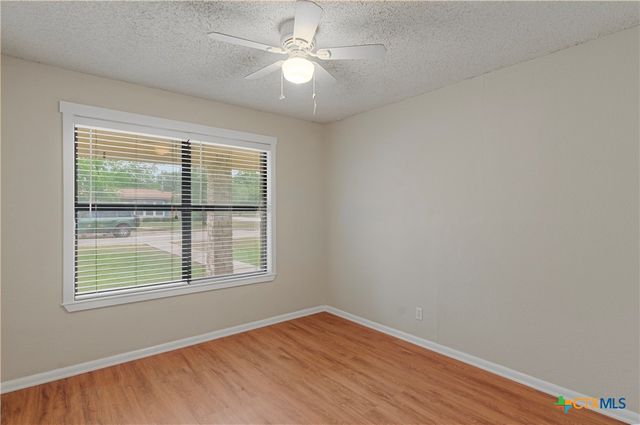 1052 E Weinert Street, Seguin, TX 78155