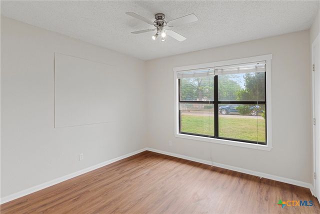 1052 E Weinert Street, Seguin, TX 78155