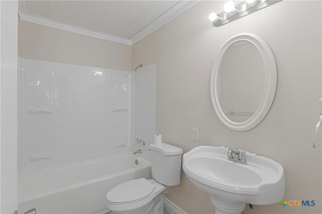 1052 E Weinert Street, Seguin, TX 78155