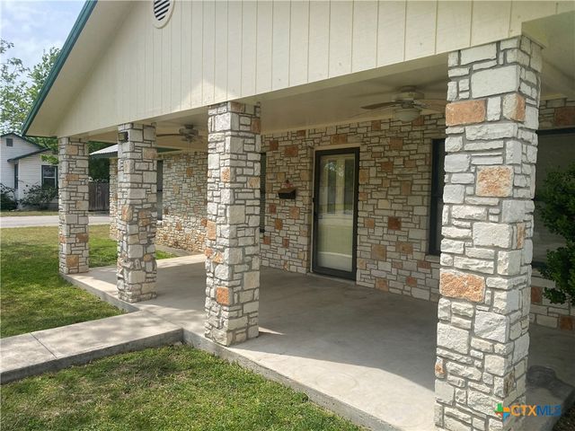 1052 E Weinert Street, Seguin, TX 78155