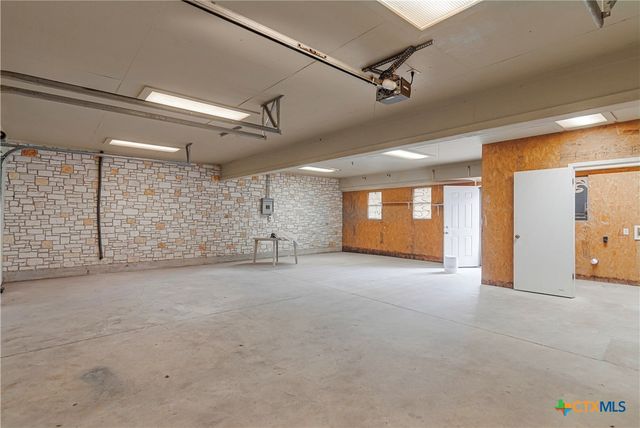 1052 E Weinert Street, Seguin, TX 78155