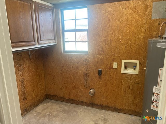 1052 E Weinert Street, Seguin, TX 78155