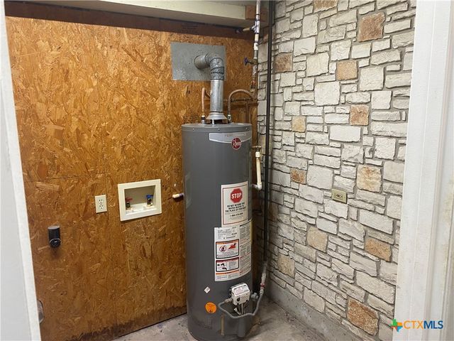 1052 E Weinert Street, Seguin, TX 78155