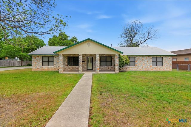 1052 E Weinert Street, Seguin, TX 78155