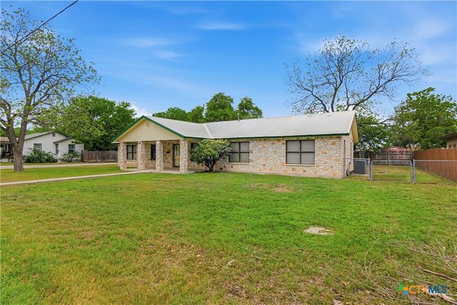 1052 E Weinert Street, Seguin, TX 78155