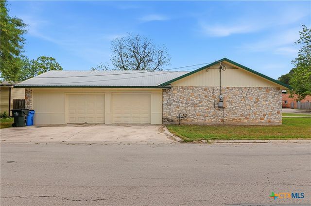 1052 E Weinert Street, Seguin, TX 78155