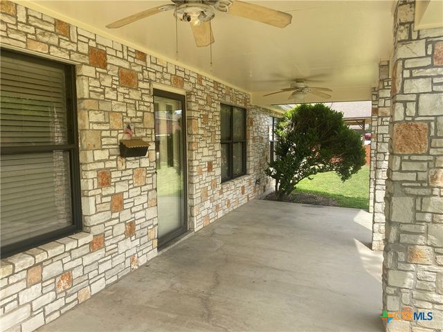 1052 E Weinert Street, Seguin, TX 78155