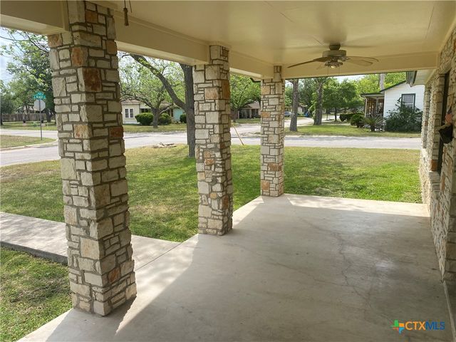 1052 E Weinert Street, Seguin, TX 78155