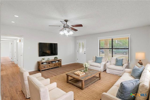 1052 E Weinert Street, Seguin, TX 78155