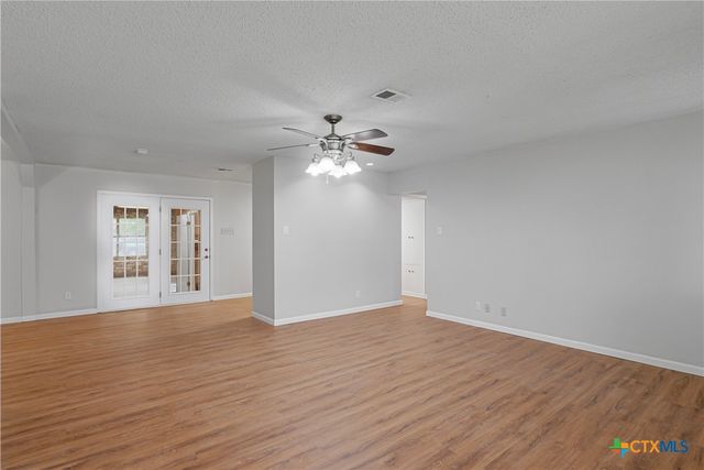 1052 E Weinert Street, Seguin, TX 78155