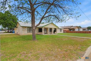 1052 E Weinert Street, Seguin, TX 78155