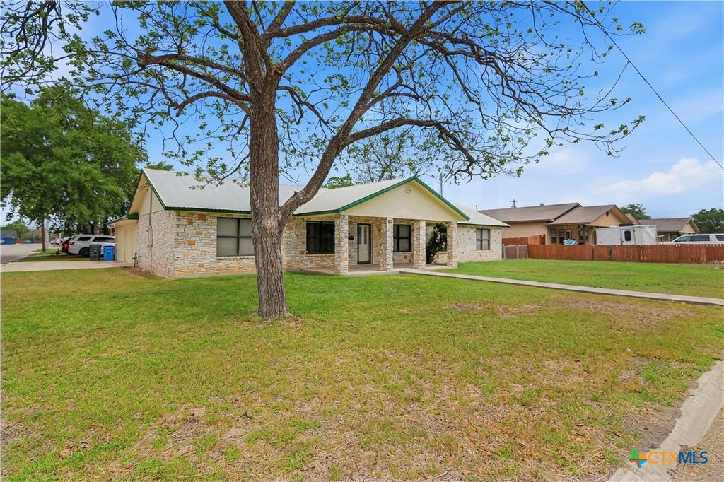 1052 E Weinert Street, Seguin, TX 78155