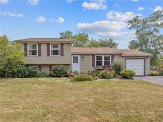4287 Amblewood Ln, Clay, NY 13041