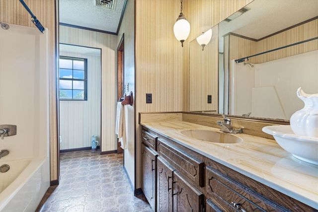 1218 E Kenwood Street, Siloam Springs, AR 72761