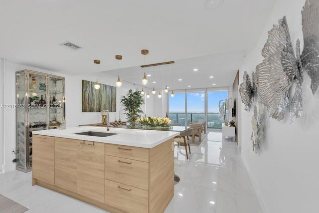 16385 Biscayne Blvd 2101, North Miami Beach, FL 33160