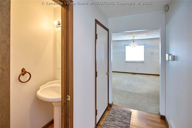 220 Crestview Drive, Charleston, WV 25302