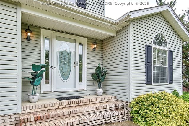 220 Crestview Drive, Charleston, WV 25302