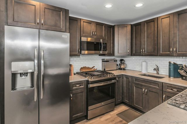 710 Breton Way 710, Glen Cove, NY 11542