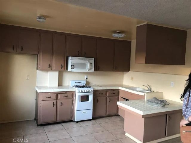 5174 Los Flores, Lynwood, CA 90262