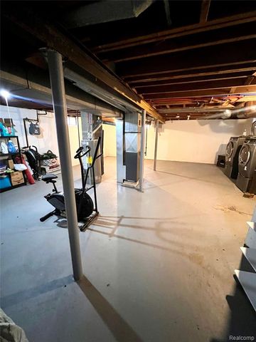 235 W Rutgers Avenue, Pontiac, MI 48340