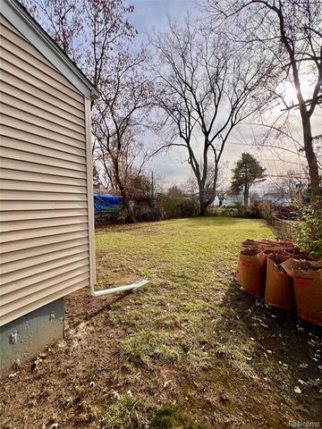 235 W Rutgers Avenue, Pontiac, MI 48340