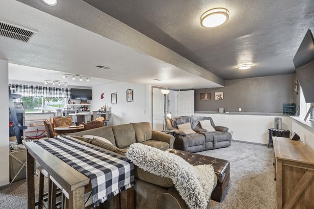 604 S McMillan Rd, Greenacres, WA 99016